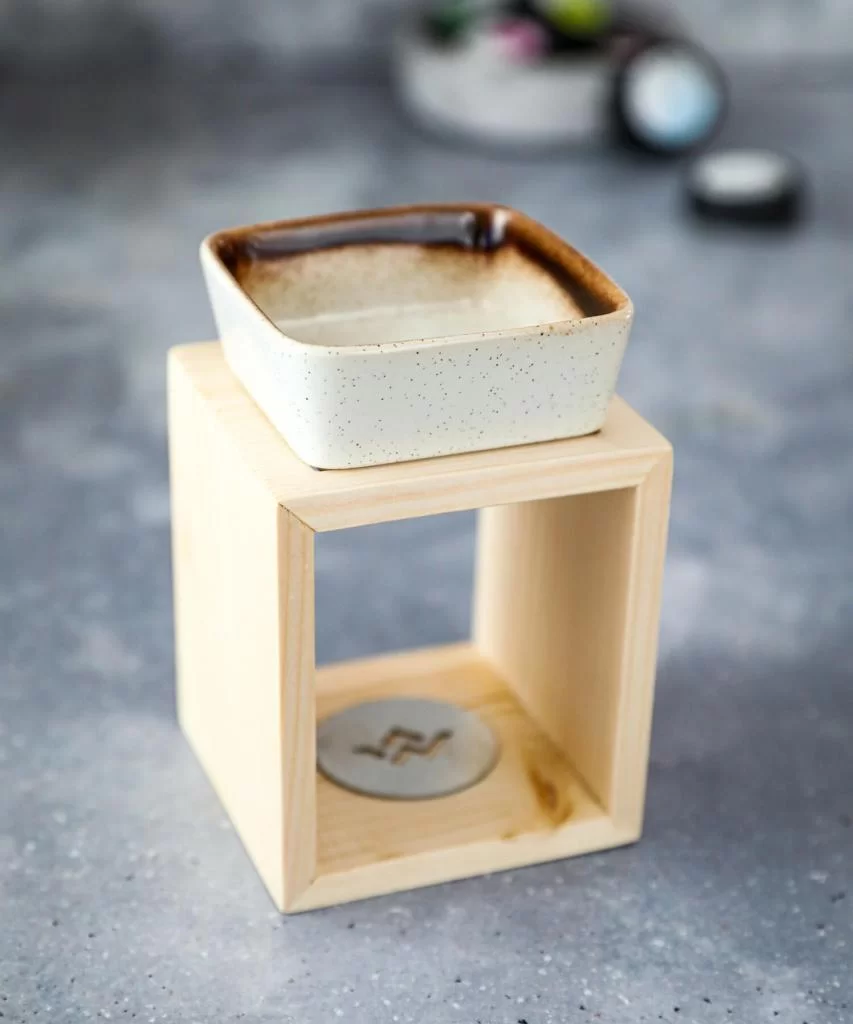 kominek do wosków sojowych z jasnego drewna