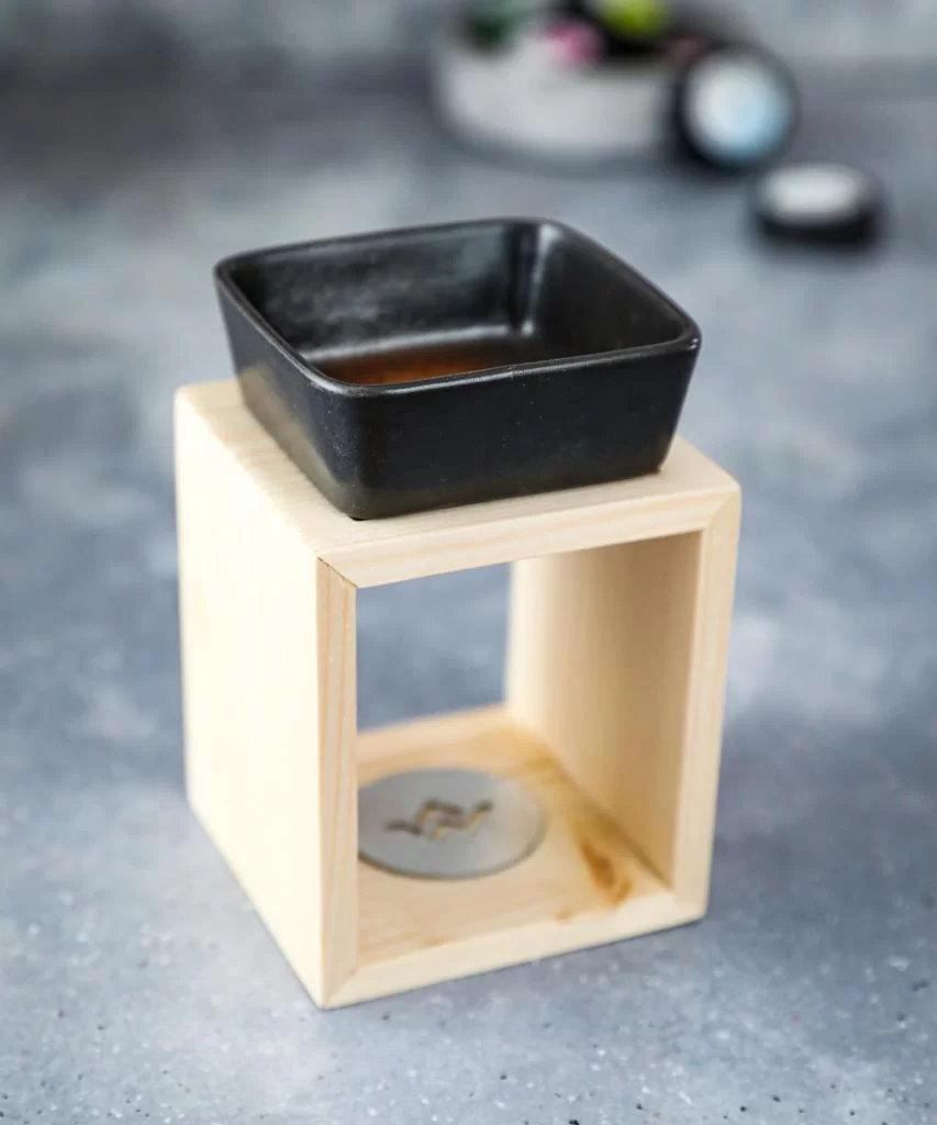 kominek do wosków sojowych z jasnego drewna