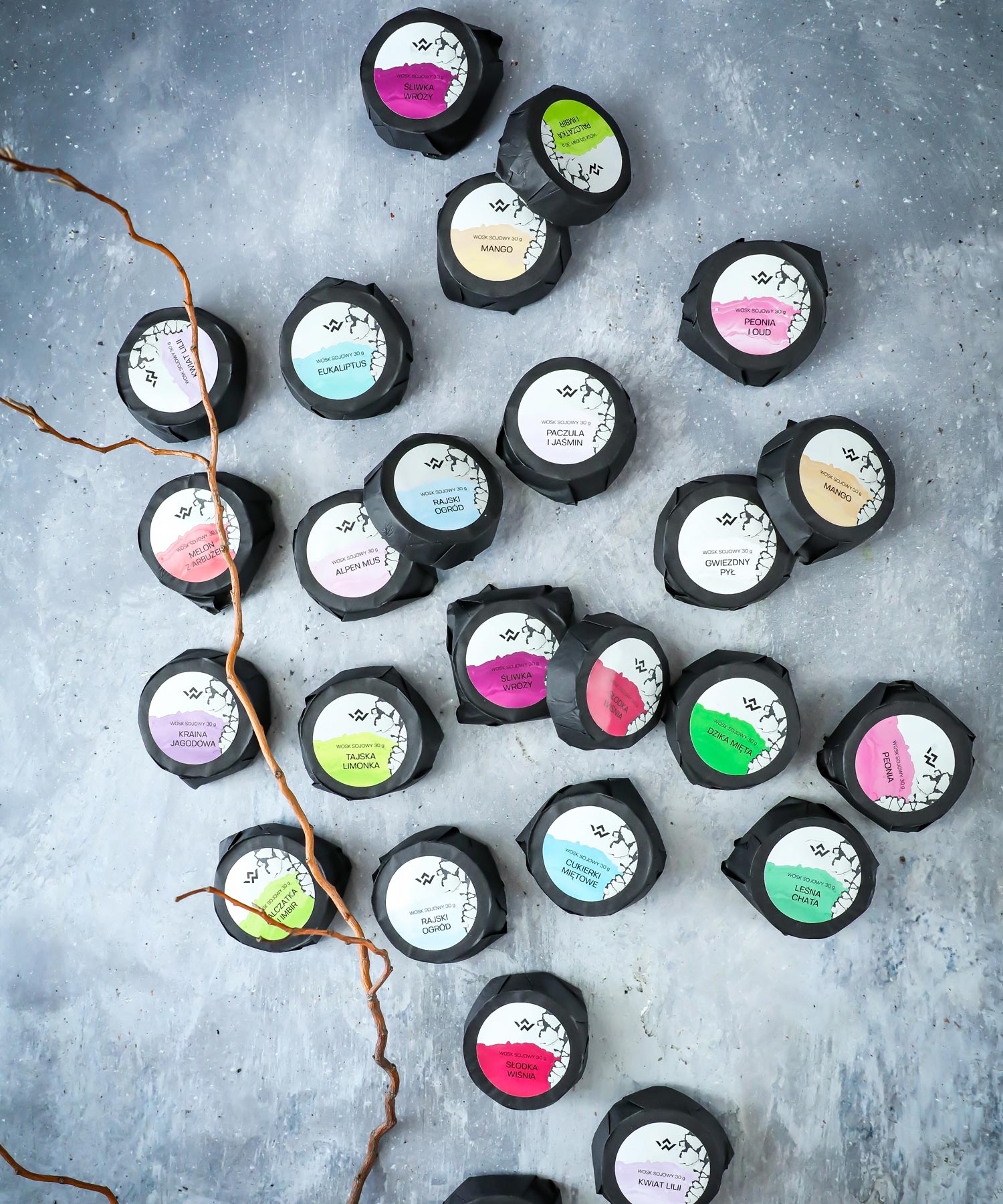 woski zapachowe na betonowym tle