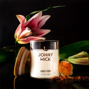 sojowa-swieca-zapachowa-amber-noir-w-kompozycji